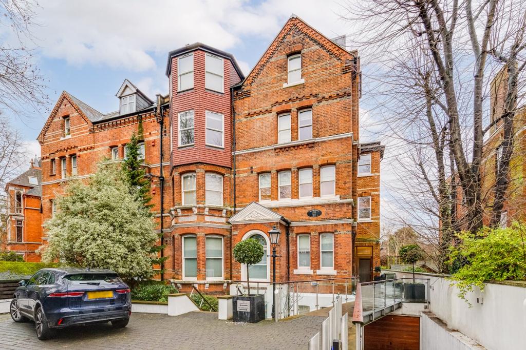 Fitzjohns Avenue, Hampstead, London, NW3 3 bed apartment £5,850 pcm