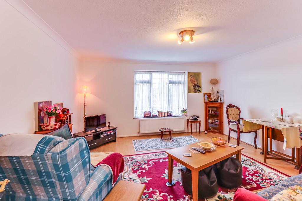 High Road, South Benfleet 1 bed apartment £180,000
