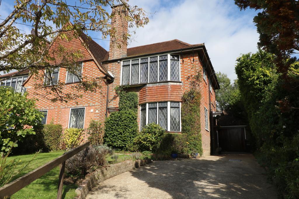 Summerhill Close, Haywards Heath, RH16 3 bed house £660,000
