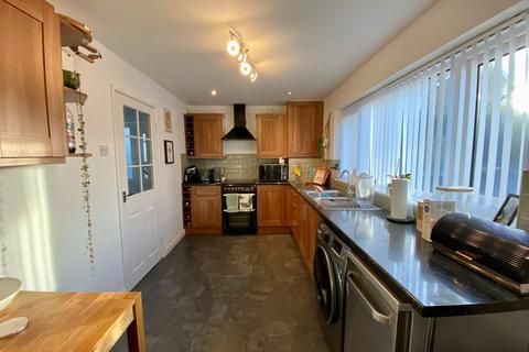 2 bedroom semi-detached house to rent, Crestwood Avenue, Kidderminster