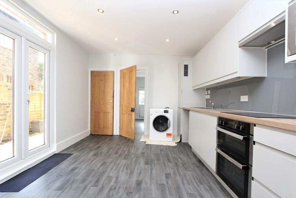 Barrington Road, Crouch End 2 bed apartment £2,200 pcm (£508 pw)