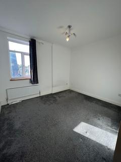 3 bedroom flat to rent, Station Road, West Drayton