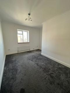 3 bedroom flat to rent, Station Road, West Drayton