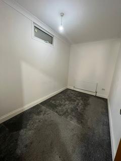 3 bedroom flat to rent, Station Road, West Drayton