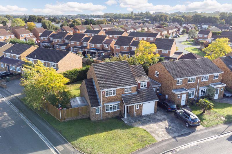 Severn Drive, WaltonOnThames 4 bed detached house £3,750 pcm (£865 pw)