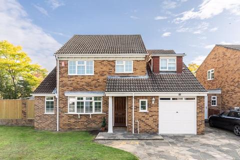 4 bedroom detached house to rent, Severn Drive, Walton-On-Thames