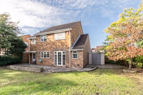 4 bedroom detached house to rent, Severn Drive, Walton-On-Thames