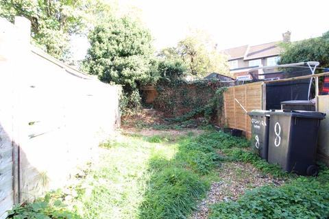 8 Colin Road, Luton, LU2 7RX