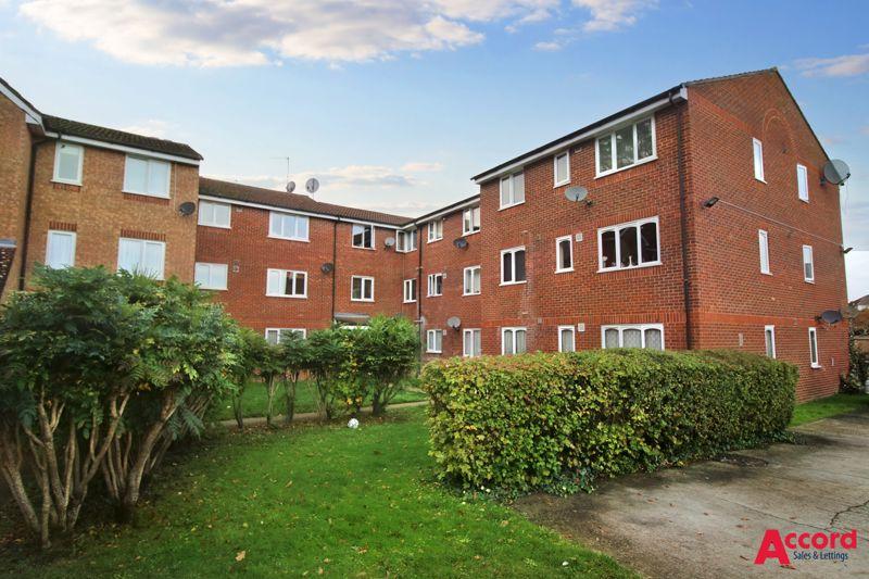 Latimer Drive, Hornchurch 2 bed apartment £1,250 pcm (£288 pw)