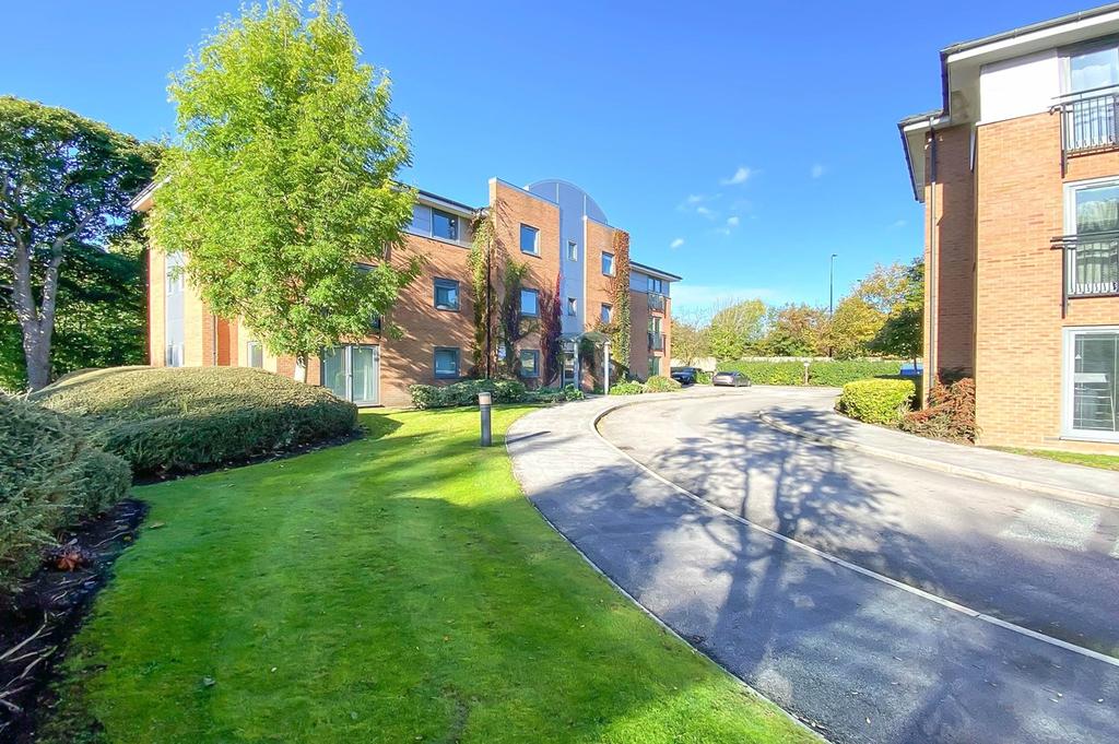 Carrington Lane, Sale, Cheshire, M33 2 bed apartment £900 pcm (£208 pw)