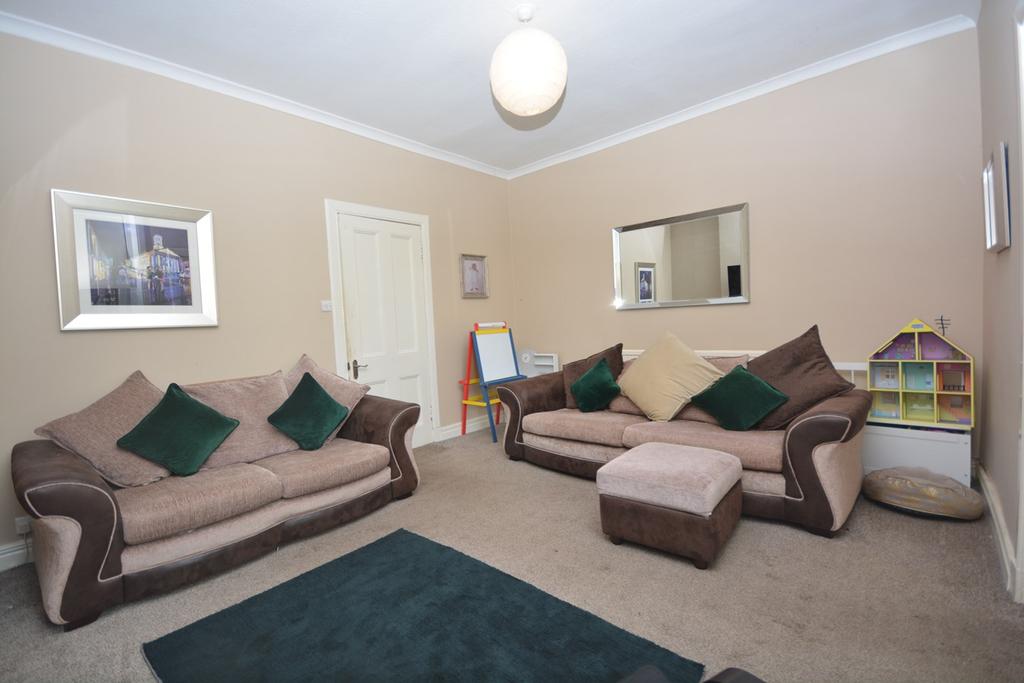 Gibson Street, Kilmarnock, KA1 2 bed flat £55,000