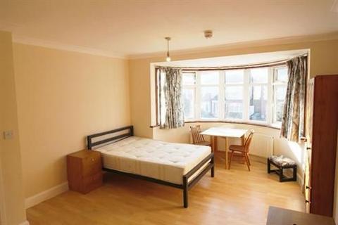 Studio to rent, Park Avenue North, Willesden Green, NW10