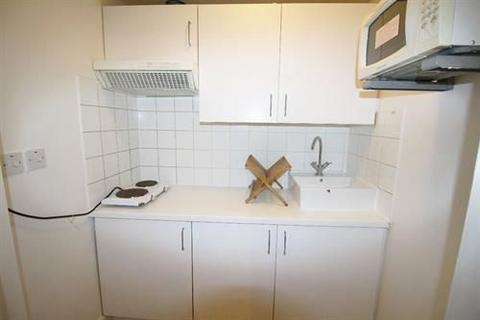 Studio to rent, Park Avenue North, Willesden Green, NW10