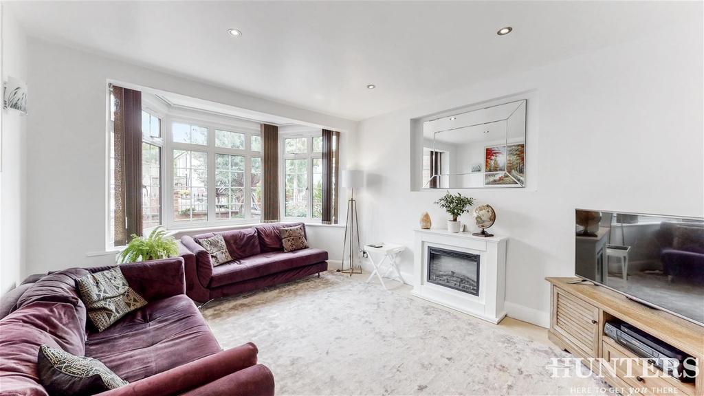 Donnington Road, Kenton, Harrow... 4 bed detached house £3,250 pcm (£