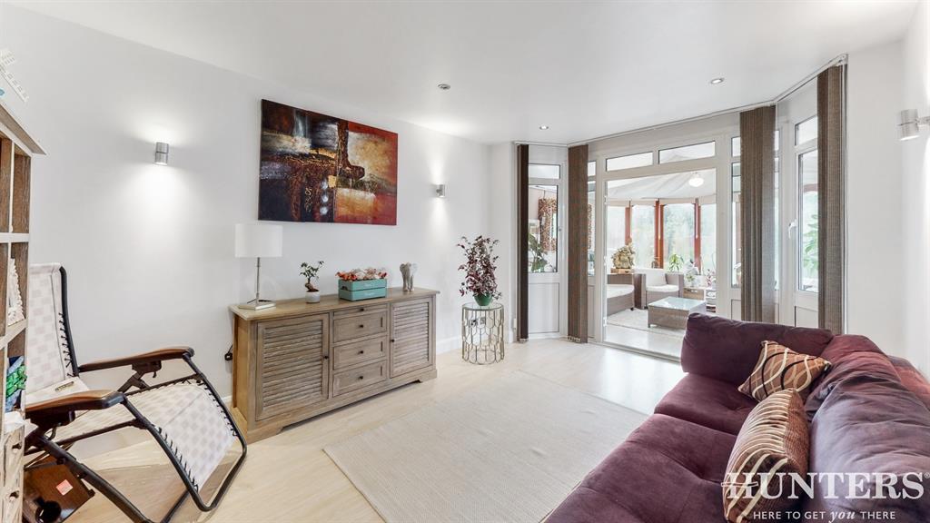 Donnington Road, Kenton, Harrow... 4 bed detached house £3,250 pcm (£