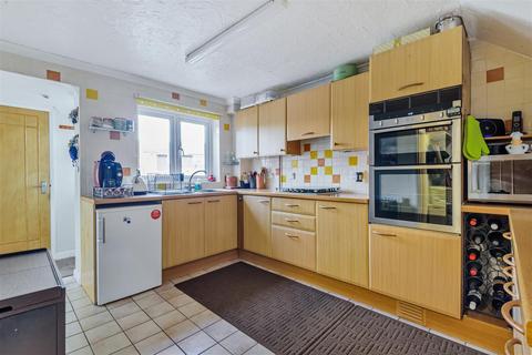 12 Baileys Close, Blackwater, Camberley, GU17 0AT