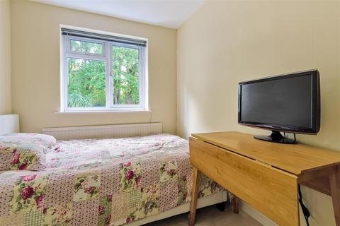 12 Baileys Close, Blackwater, Camberley, GU17 0AT
