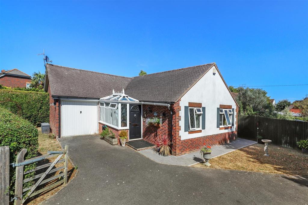 Coopers Way, Hailsham 3 bed detached bungalow £450,000