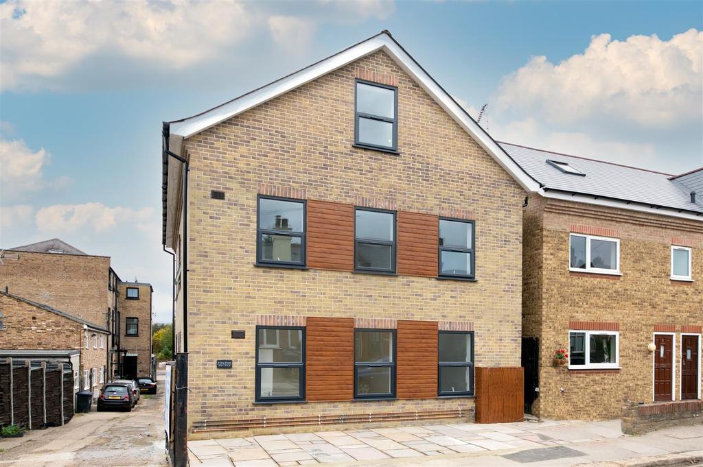 King Street, East Finchley 3 bed flat £2,500 pcm (£577 pw)