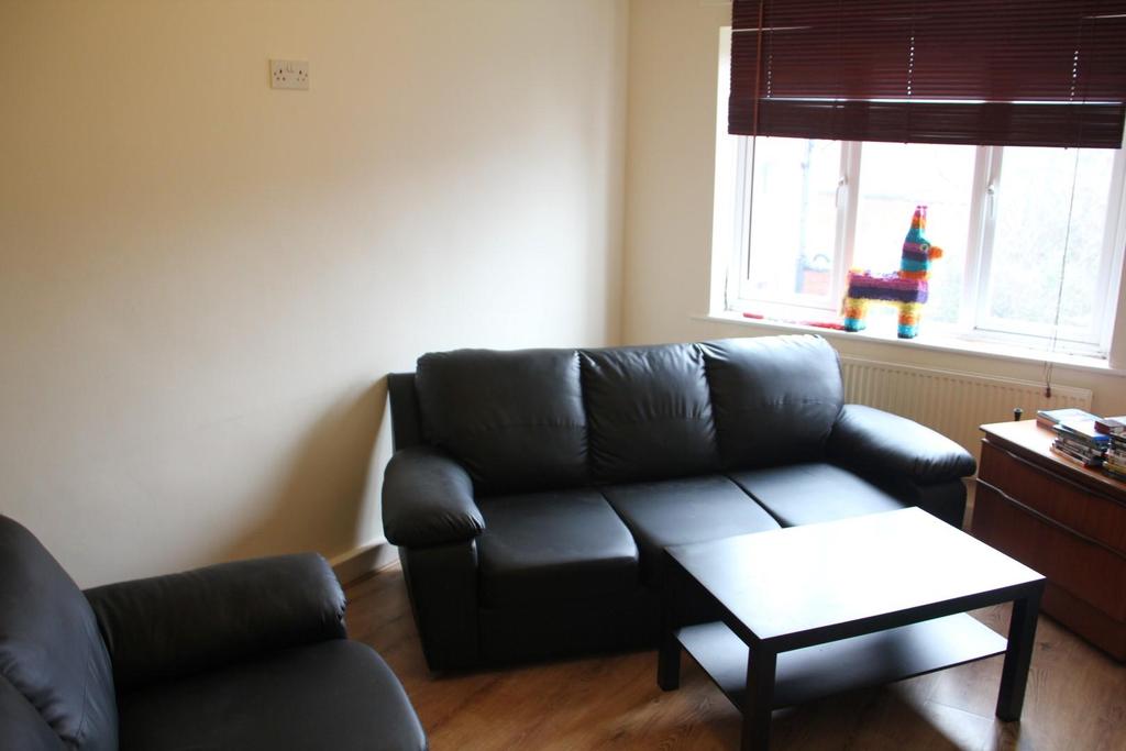 Pennington Court, Woodhouse, Leeds, LS6 2RW 3 bed apartment £1,495