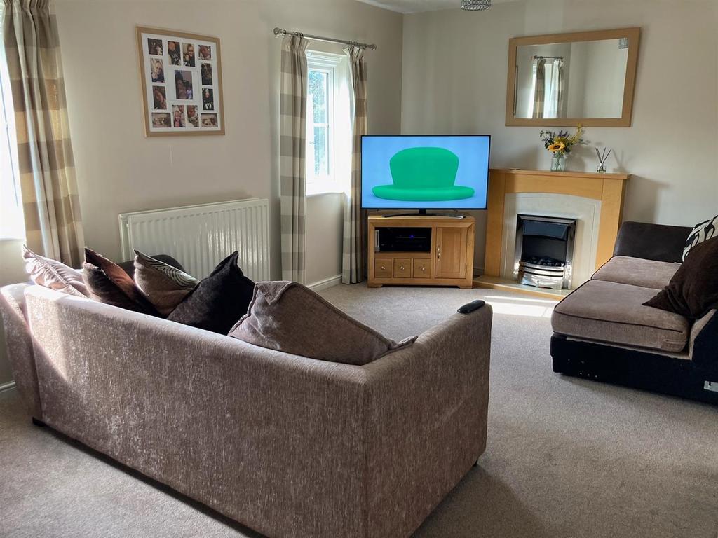 Macie Drive, Corsham 2 bed flat to rent £925 pcm (£213 pw)