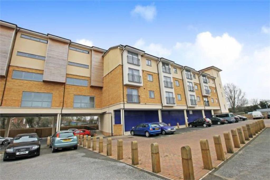 CPO9041, Wickford 2 bed apartment £975 pcm (£225 pw)