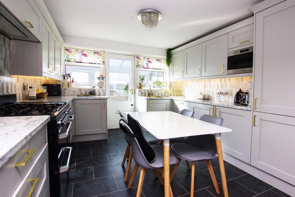Blacksnape Road, Darwen, BB33PN 2 bed cottage for sale £225,000