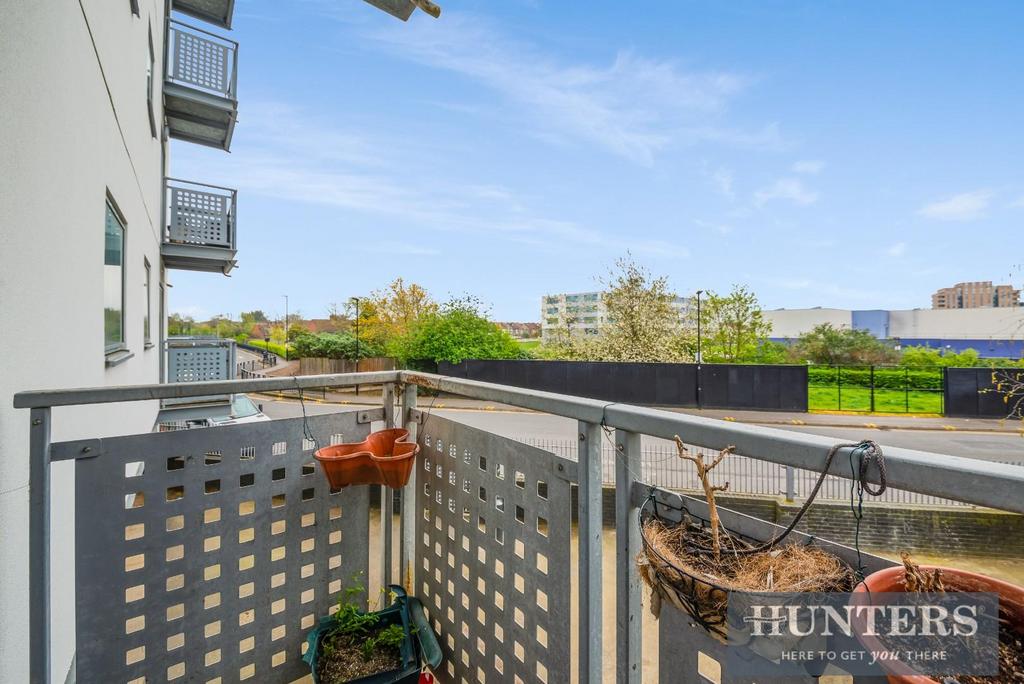 Renaissance Court, Prince Regent Road, Hounslow, TW3 1QH 2 bed flat £