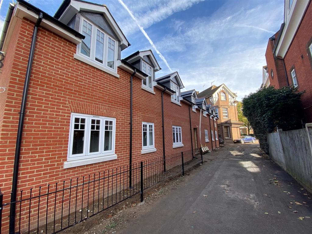 Bridge Road, East Molesey 2 bed apartment for sale £480,000