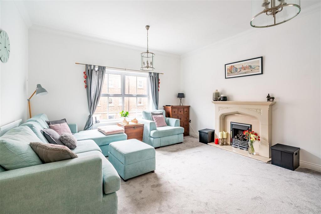 Featherstone Grove, Great Park... 5 bed terraced house £1,500 pcm (£