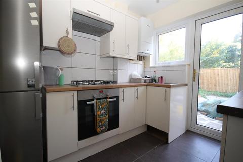 7 Reynolds Close, Carshalton, SM5 2AY