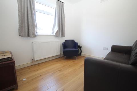 7 Reynolds Close, Carshalton, SM5 2AY