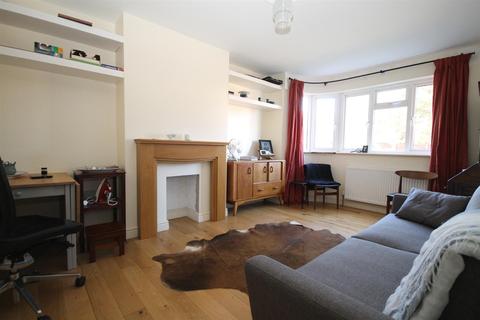 7 Reynolds Close, Carshalton, SM5 2AY