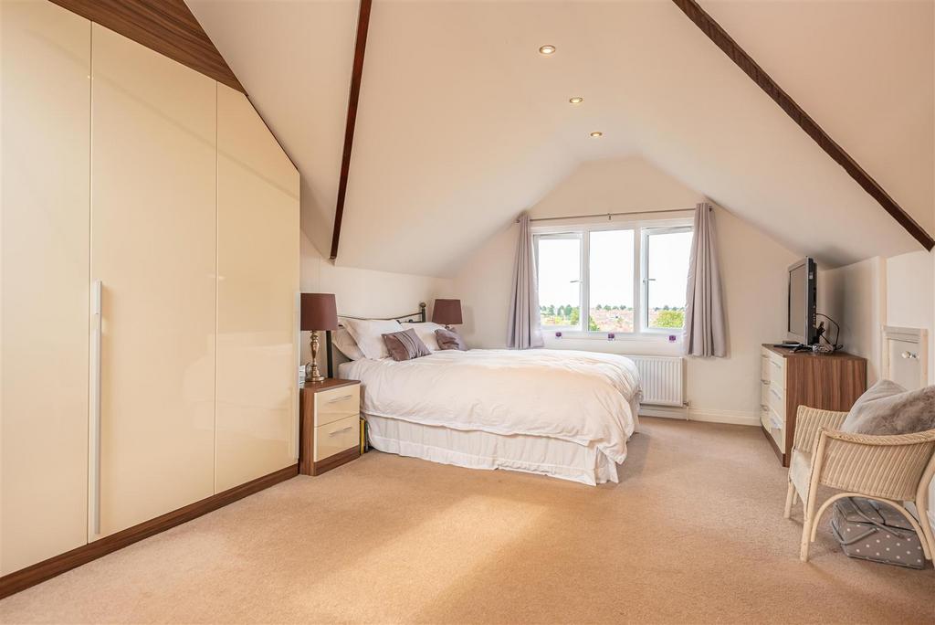 Manor Drive North, York 4 bed semidetached house £450,000