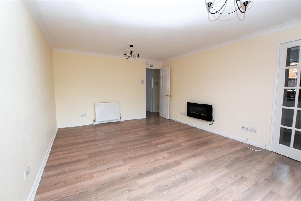 Kingscote Road East, Hatherley, Cheltenham, GL51 6JS 2 bed semi