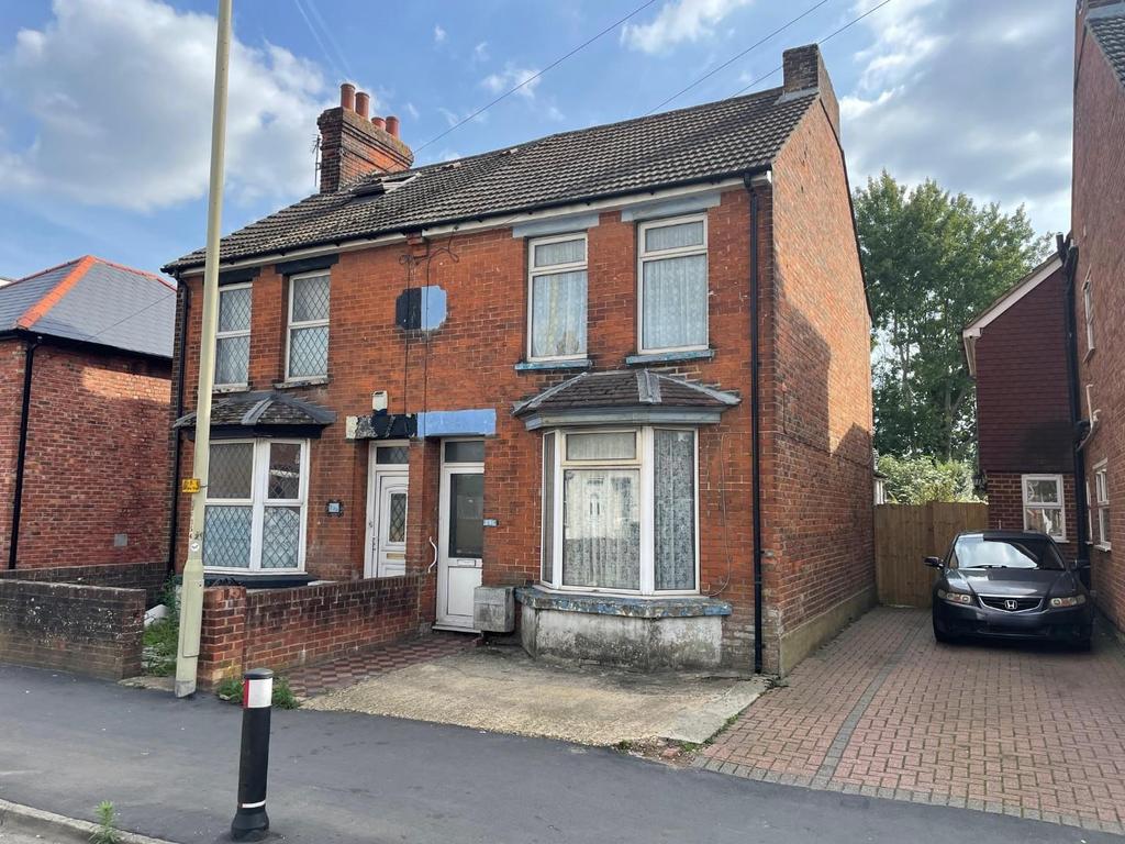 Beaver Road, Ashford TN23 3 bed semidetached house £160,000