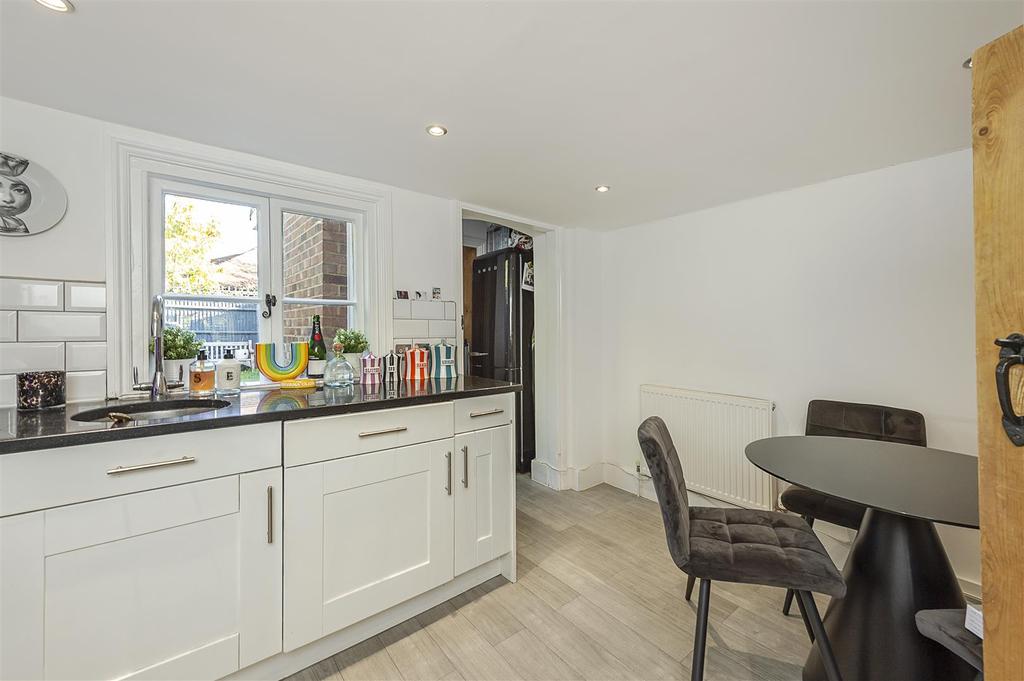 Hatching Green, Harpenden 2 bed terraced house £550,000
