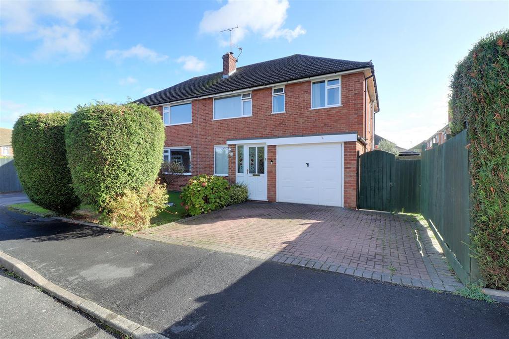 Oakwood Drive, Hucclecote, Gloucester 3 bed semidetached house for