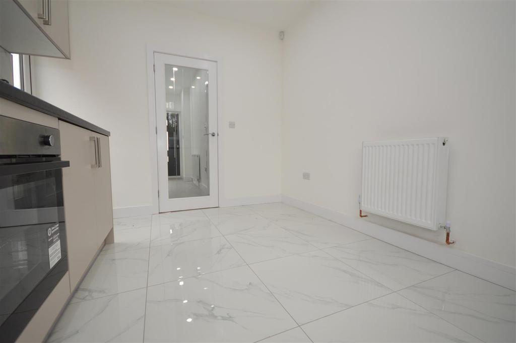 Frobisher Road, Styvechale, Coventry 3 bed semidetached house £1,450
