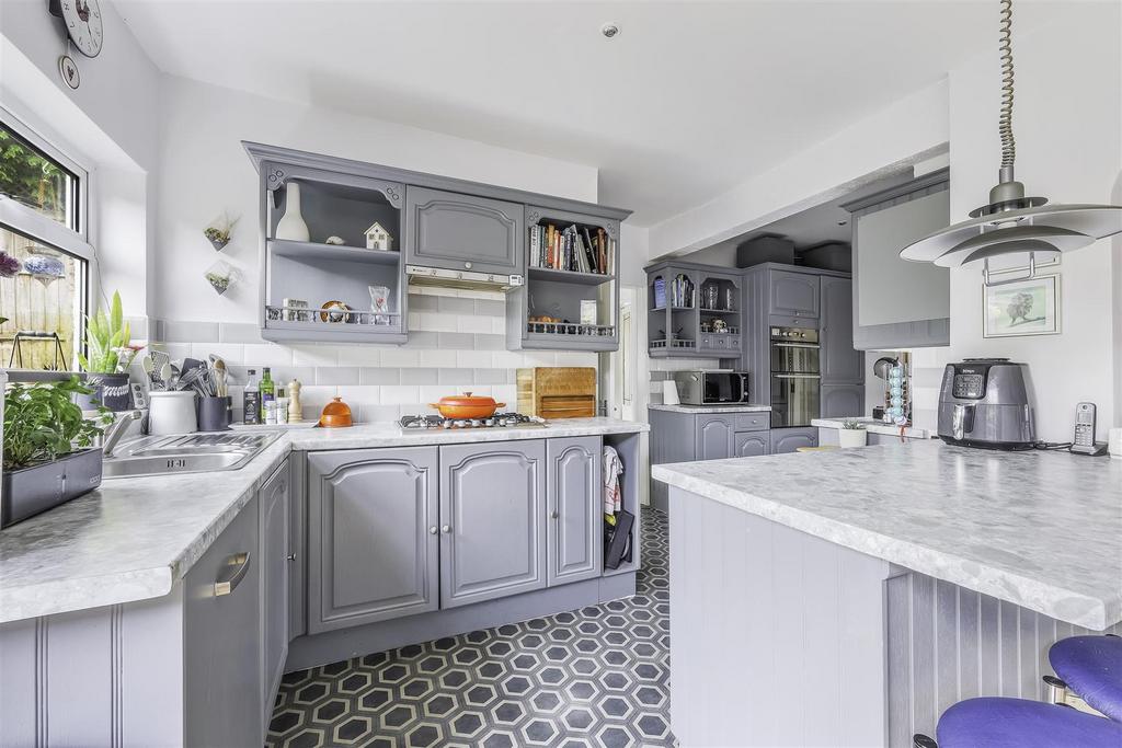 The Oval, Banstead 3 bed semidetached house £750,000