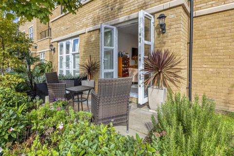 Flat 7, Chambord House Queenswood Crescent, Englefield Green, Egham, TW20 0AT