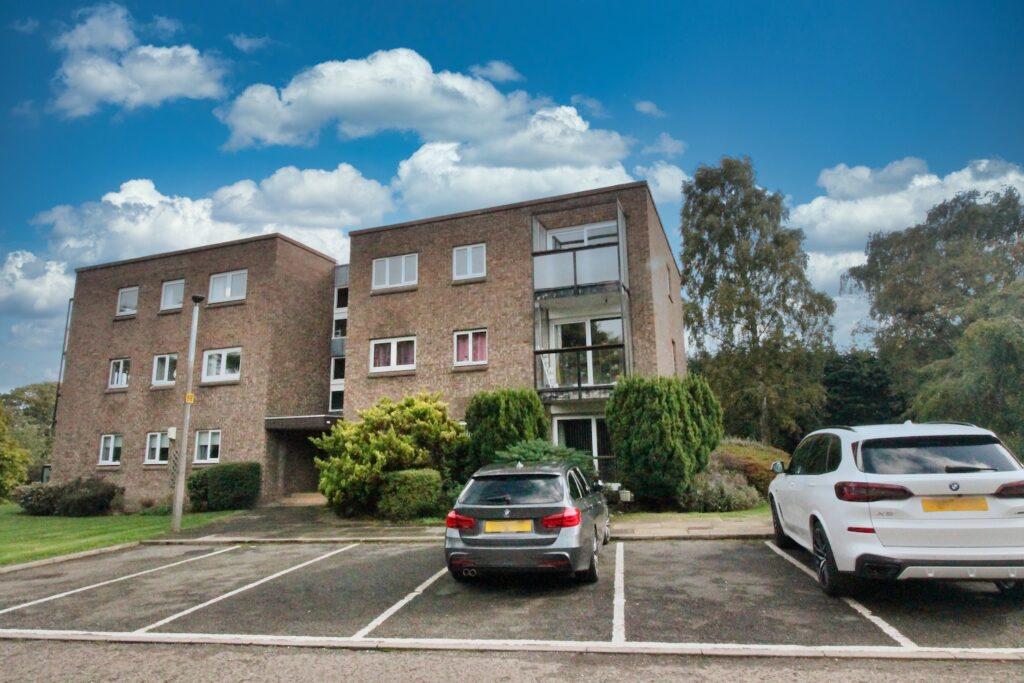 Cramond Vale, Cramond, Edinburgh EH4 6RB 3 bed apartment £225,000
