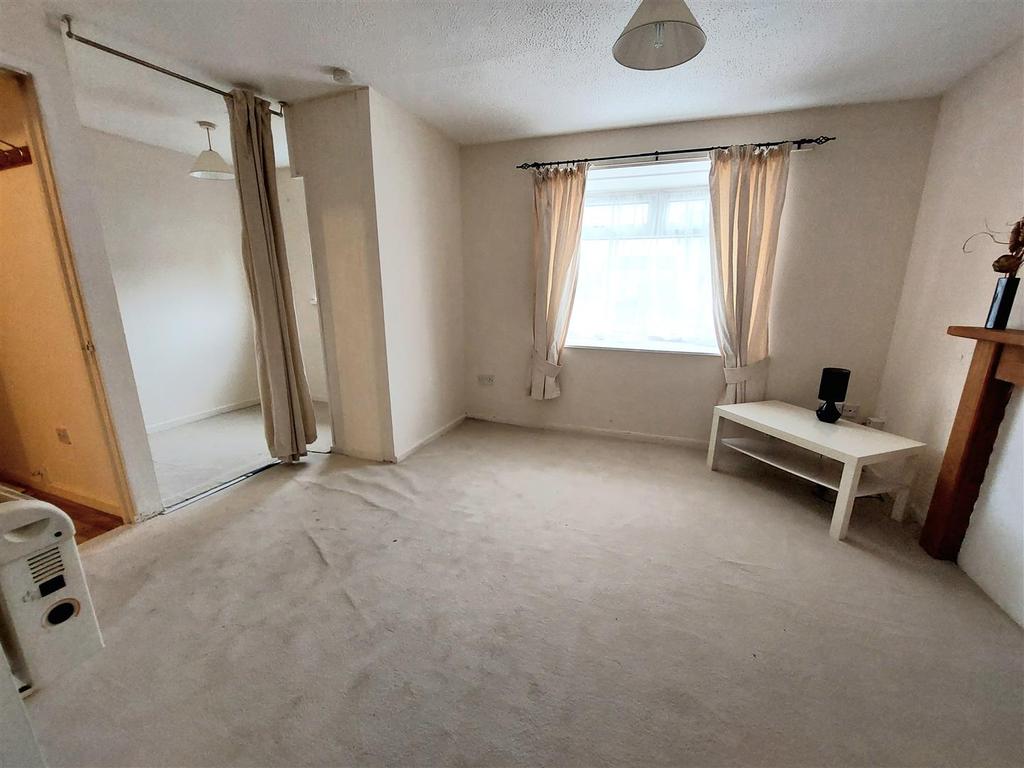 Glenbrook Drive, Barry 1 bed property £75,000
