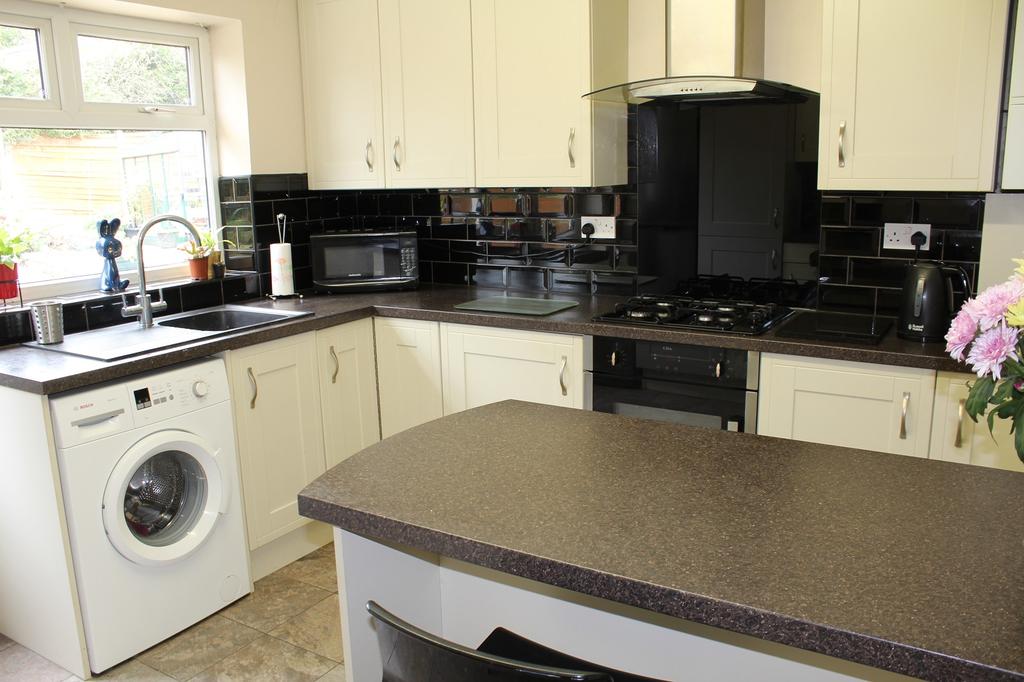 Azalea Avenue, Swanwick, Alfreton, Derbyshire. DE55 1RN 2 bed semi