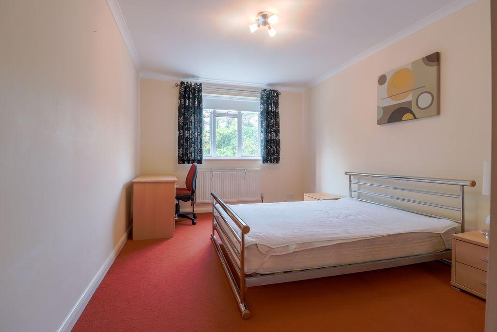 86 Little Green Lane, Chertsey KT16 9QA 1 bed in a house share £650