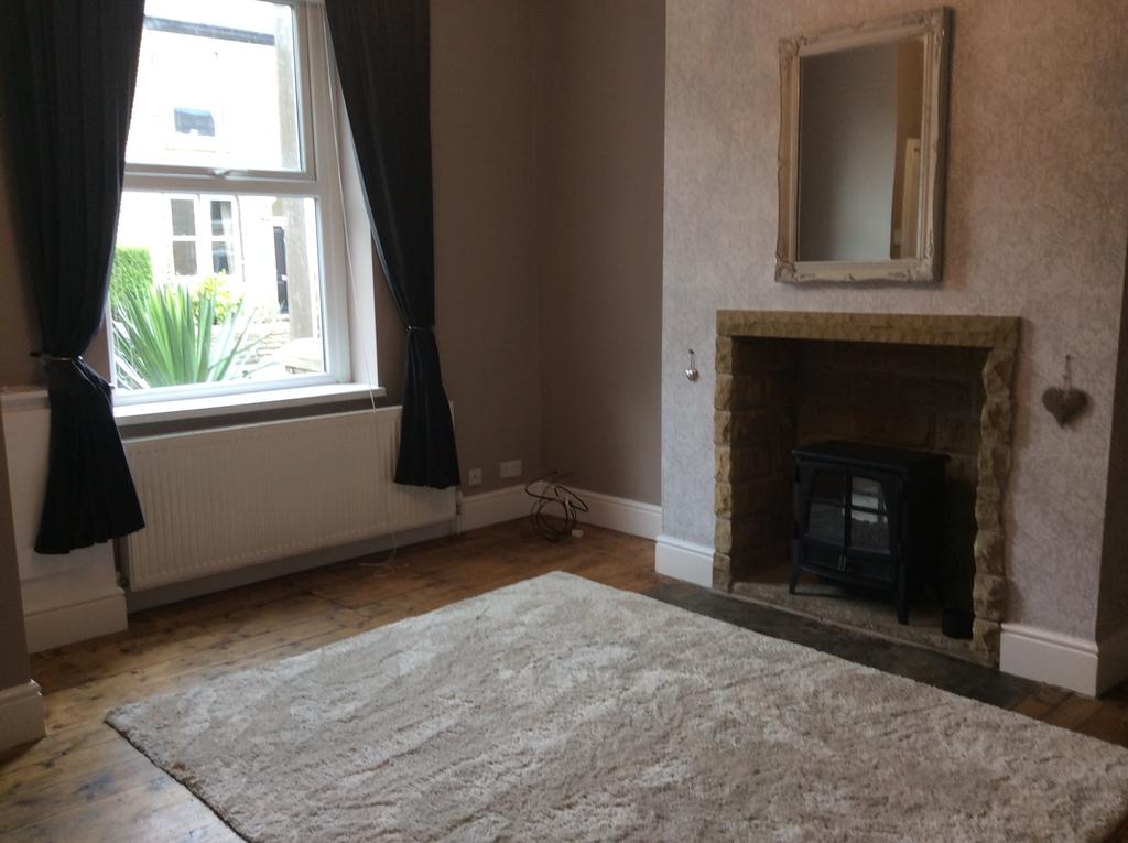 Simmondley Lane, Glossop SK13 3 bed semidetached house £950 pcm (£