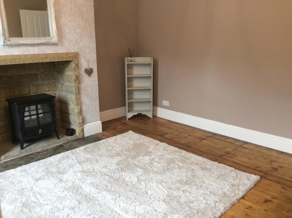 Simmondley Lane, Glossop SK13 3 bed semidetached house £950 pcm (£