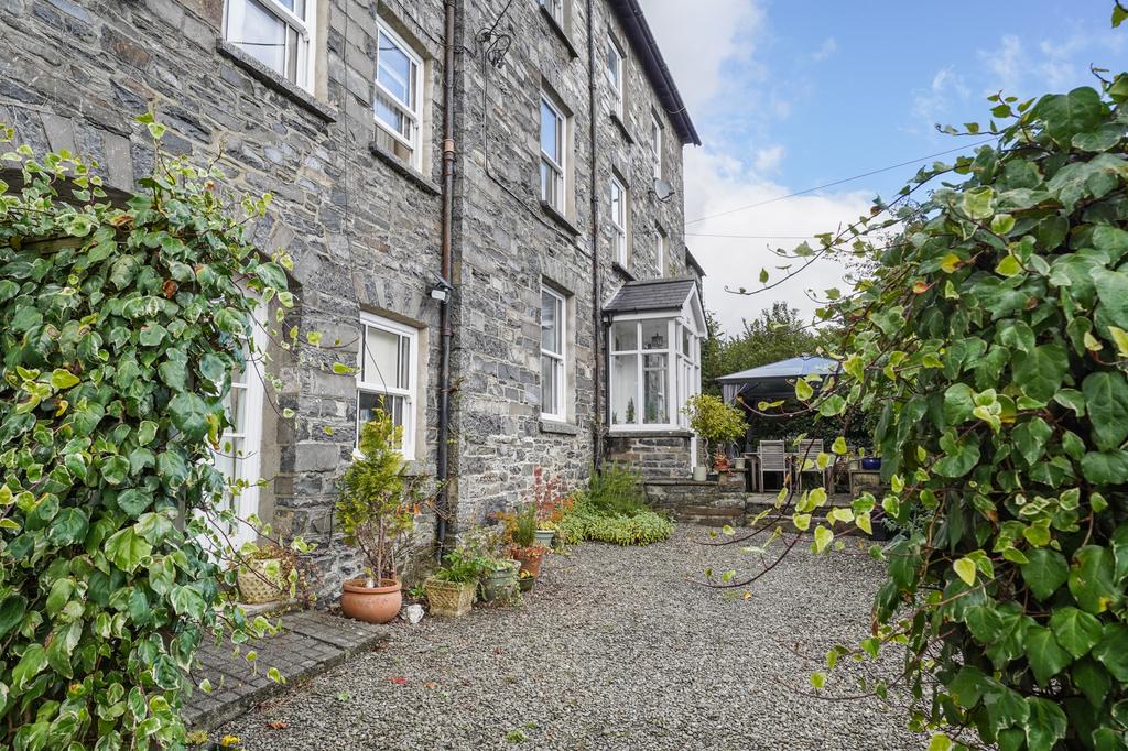 Monarch House, Chapel Street, Tregaron, Ceredigion 8 bed detached house for sale £400,000