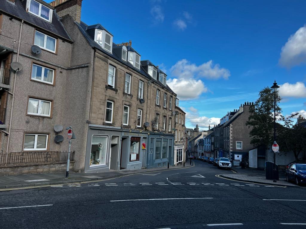 Drumlanrig Square, Hawick, TD9 3 bed flat £650 pcm (£150 pw)