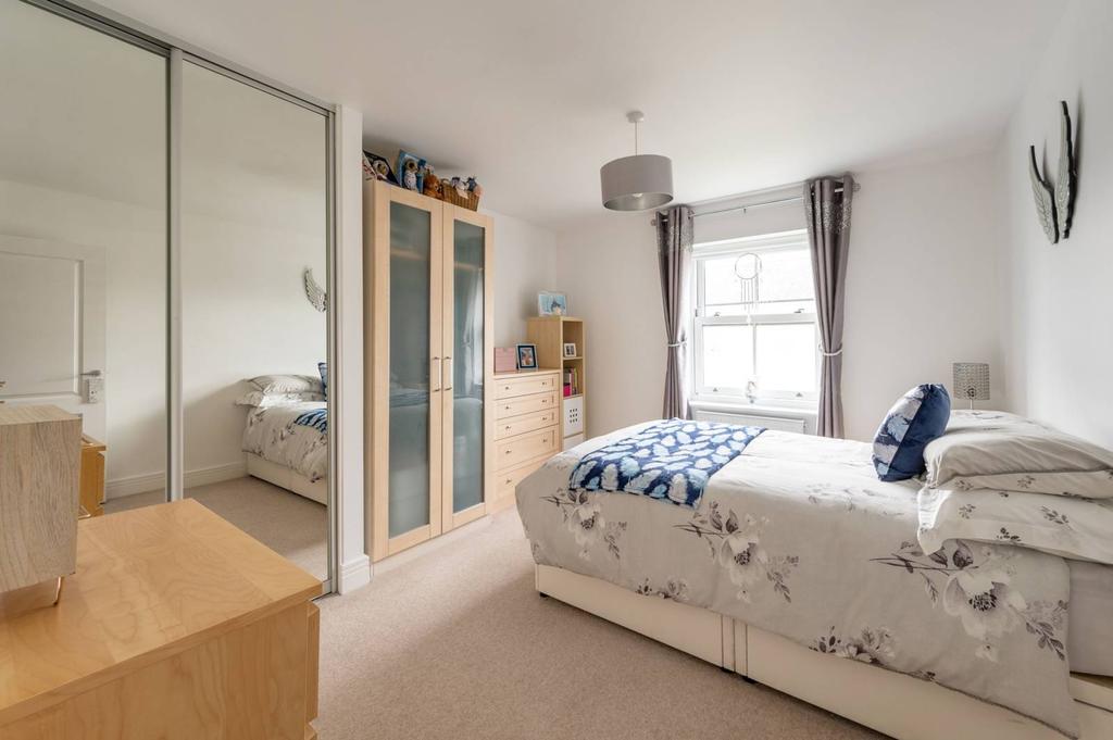 Sherbrooke Way, Worcester Park, KT4 1 bed flat £250,000